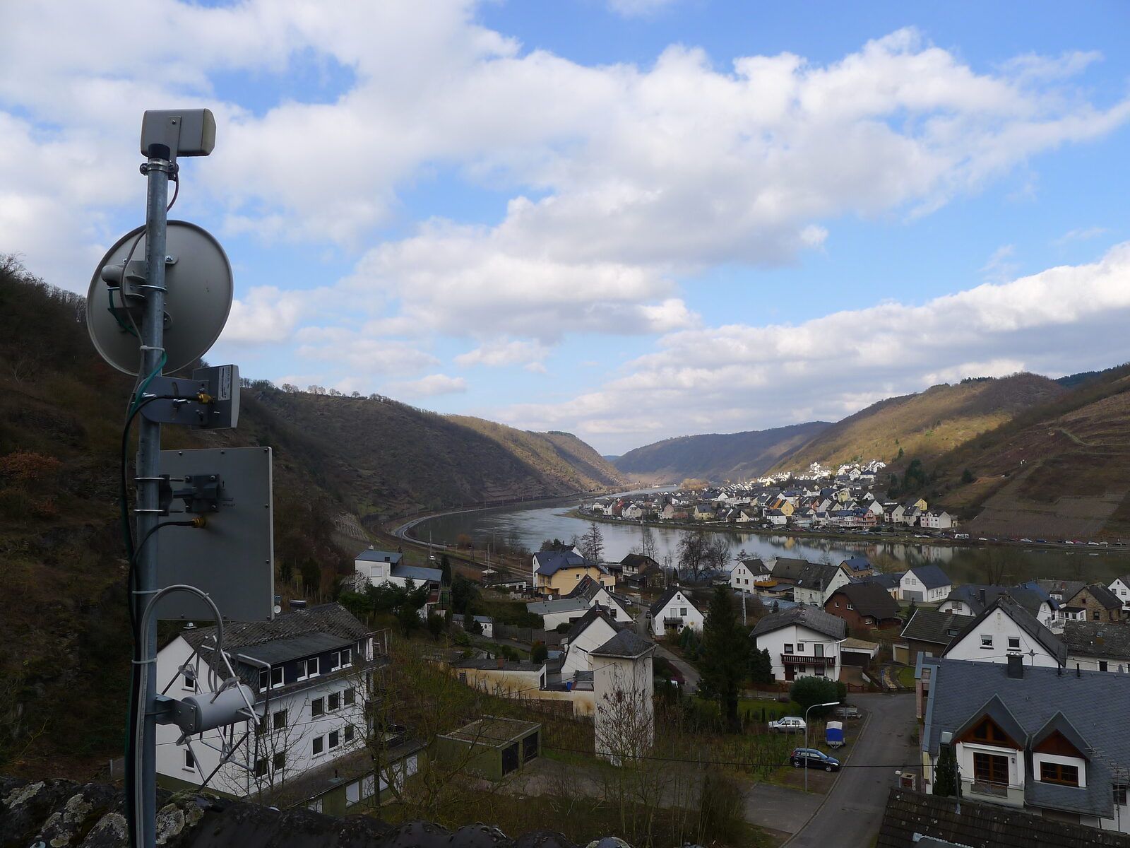 Richtfunk-Relaisstation über dem Moseltal mit Blick auf Kattenes und Oberfell