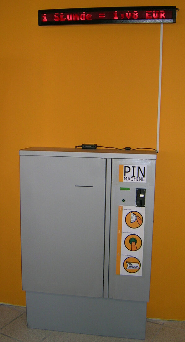 Bezahlautomat „PIN Machine“ mit Münzeinwurf und LED-Laufschrift „1 Stunde = 1,00 EUR“